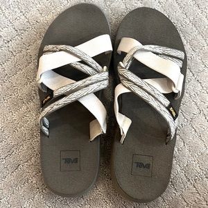 Like new 🌟 Teva slide on sandal.